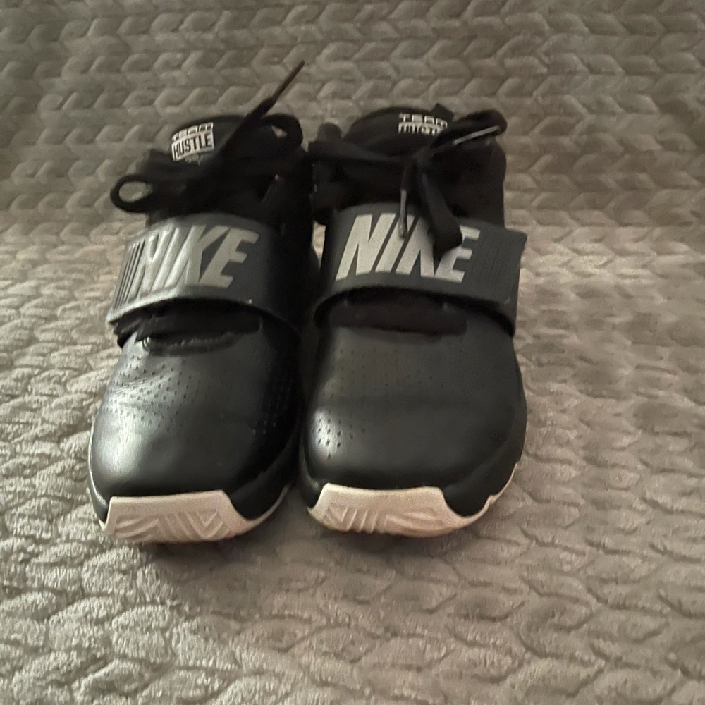 BOYS' NIKE BIG KID TEAM HUSTLE D8  size 2.5y